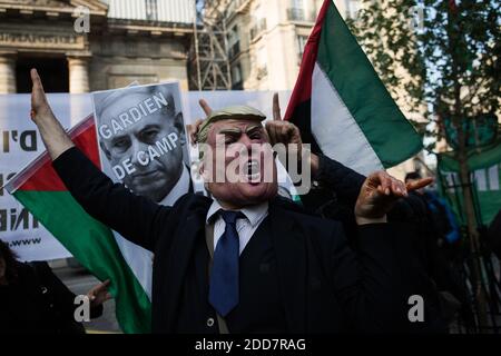 Maschera di Donald Trump a Parigi il 15 maggio 2018, per protestare contro l'uccisione, il giorno prima, di 59 palestinesi in scontri e proteste, lo stesso giorno in cui gli Stati Uniti hanno formalmente trasferito la propria ambasciata in Israele a Gerusalemme da Tel Aviv in disparte dell'indignazione internazionale. Foto di Raphaël Lafargue/ABACAPRESS.COM Foto Stock