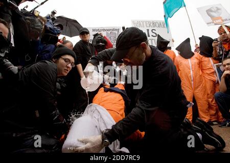 I manifestanti anti contro la guerra dimostrano l'imbarco sull'acqua durante una manifestazione presso la Casa Bianca per celebrare il quinto anniversario dell'invasione guidata dagli Stati Uniti in Iraq a Washington, D.C., USA mercoledì 19 marzo 2008. Foto di Chuck Kennedy/MCT/ABACAPRESS.COM Foto Stock