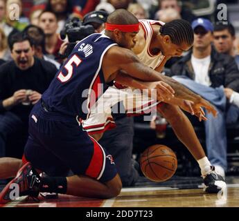 NESSUN FILM, NESSUN VIDEO, NESSUNA TV, NESSUN DOCUMENTARIO - Thabo Sefolosha (destra) dei Chicago Bulls combatte per una palla sciolta con Josh Smith degli Atlanta Hawks (5) durante la prima metà allo United Center di Chicago, il, USA il 25 marzo 2008. Chicago Bulls' ha vinto il gioco 103-94. Foto di Nuccio DiNuzzo/Chicago Tribune/MCT/Cameleon/ABACAPRESS.COM Foto Stock