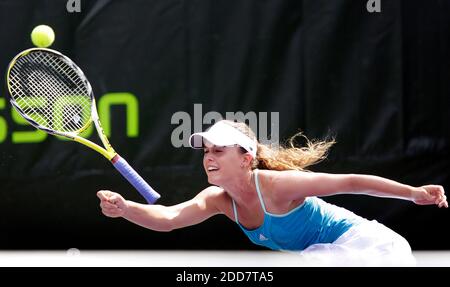 NESSUN FILM, NESSUN VIDEO, NESSUNA TV, NESSUN DOCUMENTARIO - Michelle Larcher de Brito del Portogallo cerca disperatamente di restituire una palla a Shahar Peer di Israele nel loro terzo round del Sony Ericsson Open al Crandon Park Tennis Center a Key Biscayne, FL, USA il 30 marzo 2008. Shahar Peer sconfigge, 6-0, 6-2, Michelle Larcher de Brito. Foto di Patrick Farell/Miami Herald/MC/Cameleon/ABACAPRESS.COM Foto Stock