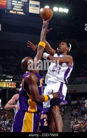 NO FILM, NO VIDEO, NO TV, NO DOCUMENTARIO - Sacramento Kings' Mikki Moor spara su Los Angeles Lakers' Lamar Odom nella prima metà all'Arco Arena di Sacramento, CA, USA il 6 aprile 2008. Lakers ha vinto il 114-92.Photo by Carl Costas/Sacramento Bee/MCT/Cameleon/ABACAPRESS.COM Foto Stock