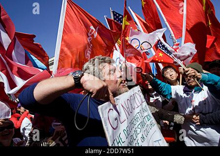 NESSUN FILM, NESSUN VIDEO, NESSUNA TV, NESSUN DOCUMENTARIO - il sostenitore tibetano Ken Cook, di Sonoma, California, si contende con un sostenitore pro-Cina a Justin Plaza a San Francisco, CA, USA mercoledì 9 aprile 2008, in attesa del passaggio della fiamma olimpica. Foto di Paul Kitagaki Jr./Sacramento Bee/MCT/ABACAPRESS.COM Foto Stock