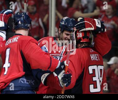 NO FILM, NO VIDEO, NO TV, NO DOCUMENTARIO - Washington Capitals goalie Cristobal Huet (38) si congratula con i compagni di squadra dopo la vittoria del 3-2 dei Capitals nella partita di playoff della Stanley Cup al Verizon Center a Washington, DC, USA il 19 aprile 2008 . Foto di George Bridges/MCT/Cameleon/ABACAPRESS.COM Foto Stock