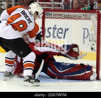 Il goalie Cristobal Huet di Washington Capitals (38) fa un risparmio su un colpo dal Daniel Briere di Philadelphia Flyers (48) nel primo periodo della vittoria del 3-2 dei Capitals nella partita di playoff della Stanley Cup al Verizon Center di Washington, DC, USA il 19 aprile 2008 . Foto di George Bridges/MCT/Cameleon/ABACAPRESS.COM Foto Stock