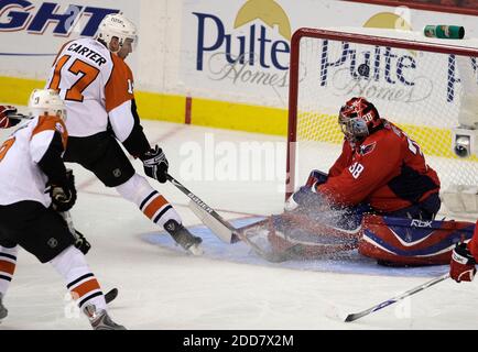 NO FILM, NO VIDEO, NO TV, NO DOCUMENTARIO - Philadelphia Flyers Jeff carter segna il secondo obiettivo Flyers nel primo periodo sopra Washington Capitals goalie Cristobal Huet al Verizon Center a Washington, DC, USA il 13 aprile 2008. Foto di Ron Cortes/Philadelphia Inquirer/MCT/Cameleon/ABACAPRESS.COM Foto Stock