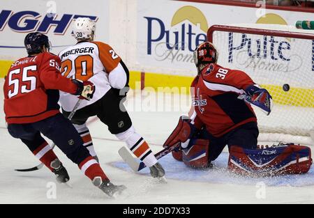 NESSUN FILM, NESSUN VIDEO, NESSUNA TV, NESSUN DOCUMENTARIO - PHILADELPHIA FLYERS R.J. Umberger segna il 13 aprile 2008 su Washington Capitals Goalie Cristobal Huet al Verizon Center di Washington DC, USA. Foto di Ron Cortes/Philadelphia Inquirer/MCT/Cameleon/ABACAPRESS.COM Foto Stock