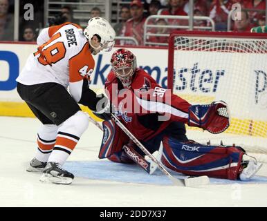 Il goalie Cristobal Huet di Washington Capitals (38) fa un risparmio su un colpo dal Daniel Briere di Philadelphia Flyers (48) nel primo periodo della vittoria del 3-2 dei Capitals nella partita di playoff della Stanley Cup al Verizon Center di Washington, DC, USA il 19 aprile 2008 . Foto di George Bridges/MCT/Cameleon/ABACAPRESS.COM Foto Stock