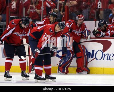 Il goalie Cristobal Huet (38) di Washington Capitals viene espulso dalla panchina dopo aver rinunciato al gol vincitore del gioco in straordinari contro i Philadelphia Flyers in Game 7 della loro serie di apertura nei playoff della Stanley Cup al Verizon Center di Washington, DC, USA il 22 aprile 2008. Philadelphia Flyers ha vinto 3-2. Foto di George Bridges/MCT/Cameleon/ABACAPRESS.COM Foto Stock