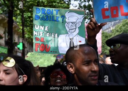 I manifestanti partecipano alla marcia dei cittadini e della solidarietà da Place de la Bastille a Place de la Republique a Parigi, Francia, il 17 giugno 2018, a sostegno dei migranti e dei rifugiati. Circa 60 persone si sono riunite il 30 aprile 2018 a Ventimiglia, al confine francese e italiano, per avviare una marcia di solidarietà convocata dall'associazione francese di Calais "l'Auberge des Migrants". Questa marcia di "cittadini e solidarietà" di 1,400 km, che riunisce escursionisti e migranti, mira a collegare simbolicamente Ventimiglia, dove i migranti sono bloccati, alla città portuale francese settentrionale di Calais e quindi alla capitale britannica L. Foto Stock