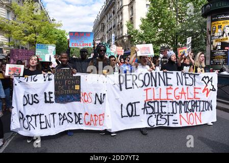 I manifestanti partecipano alla marcia dei cittadini e della solidarietà da Place de la Bastille a Place de la Republique a Parigi, Francia, il 17 giugno 2018, a sostegno dei migranti e dei rifugiati. Circa 60 persone si sono riunite il 30 aprile 2018 a Ventimiglia, al confine francese e italiano, per avviare una marcia di solidarietà convocata dall'associazione francese di Calais "l'Auberge des Migrants". Questa marcia di "cittadini e solidarietà" di 1,400 km, che riunisce escursionisti e migranti, mira a collegare simbolicamente Ventimiglia, dove i migranti sono bloccati, alla città portuale francese settentrionale di Calais e quindi alla capitale britannica L. Foto Stock