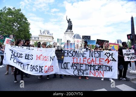 I manifestanti partecipano alla marcia dei cittadini e della solidarietà da Place de la Bastille a Place de la Republique a Parigi, Francia, il 17 giugno 2018, a sostegno dei migranti e dei rifugiati. Circa 60 persone si sono riunite il 30 aprile 2018 a Ventimiglia, al confine francese e italiano, per avviare una marcia di solidarietà convocata dall'associazione francese di Calais "l'Auberge des Migrants". Questa marcia di "cittadini e solidarietà" di 1,400 km, che riunisce escursionisti e migranti, mira a collegare simbolicamente Ventimiglia, dove i migranti sono bloccati, alla città portuale francese settentrionale di Calais e quindi alla capitale britannica L. Foto Stock