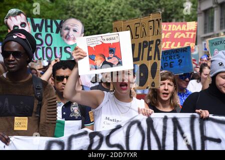 I manifestanti partecipano alla marcia dei cittadini e della solidarietà da Place de la Bastille a Place de la Republique a Parigi, Francia, il 17 giugno 2018, a sostegno dei migranti e dei rifugiati. Circa 60 persone si sono riunite il 30 aprile 2018 a Ventimiglia, al confine francese e italiano, per avviare una marcia di solidarietà convocata dall'associazione francese di Calais "l'Auberge des Migrants". Questa marcia di "cittadini e solidarietà" di 1,400 km, che riunisce escursionisti e migranti, mira a collegare simbolicamente Ventimiglia, dove i migranti sono bloccati, alla città portuale francese settentrionale di Calais e quindi alla capitale britannica L. Foto Stock