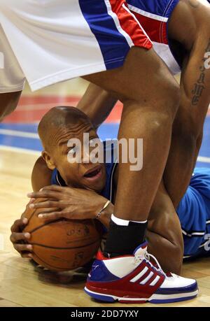 NESSUN FILM, NESSUN VIDEO, NESSUN TV, NESSUN DOCUMENTARIO - Orlando Magic Guard Maurice Evans non ha da nessuna parte andare con la palla come si trova sul pavimento sotto Detroit Pistons guardia Chauncey Billups durante l'azione in Game 2 del secondo round della NBA Eastern Conference Playoff al Palace of Auburn Hills ad Auburn Hills MI, USA il 5 maggio 2008. I pistoni hanno sconfitto il Miagic, 100-93. Foto di Stephen M. Dowell/Orlando Sentinel/MCT/Cameleon/ABACAPRESS.COM Foto Stock