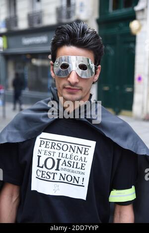 I manifestanti partecipano alla marcia dei cittadini e della solidarietà da Place de la Bastille a Place de la Republique a Parigi, Francia, il 17 giugno 2018, a sostegno dei migranti e dei rifugiati. Circa 60 persone si sono riunite il 30 aprile 2018 a Ventimiglia, al confine francese e italiano, per avviare una marcia di solidarietà convocata dall'associazione francese di Calais "l'Auberge des Migrants". Questa marcia di "cittadini e solidarietà" di 1,400 km, che riunisce escursionisti e migranti, mira a collegare simbolicamente Ventimiglia, dove i migranti sono bloccati, alla città portuale francese settentrionale di Calais e quindi alla capitale britannica L. Foto Stock