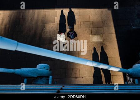 Scena di South Bank Street al Golden Jubilee Bridge, Southwark, Londra, Inghilterra Foto Stock