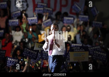 NO FILM, NO VIDEO, NO TV, NO DOCUMENTARIO - candidato presidenziale democratico Illinois Senatore Barack Obama sorride mentre prende la scena prima entusiasti sostenitori al Kentucky International Convention Center a Louisville, KY, USA Lunedi, 12 maggio 2008. Foto di David Perry/Lexington Herald-leader/MCT/ABACAPRESS.COM Foto Stock