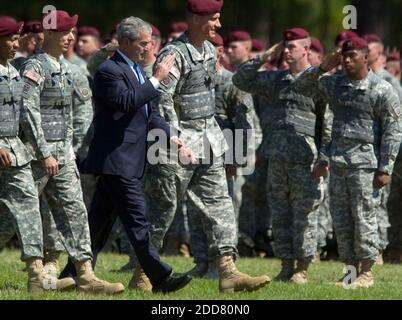 NO FILM, NO VIDEO, NO TV, NO DOCUMENTARIO - accompagnato dal comando Sgt. Thomas Capel (L) il Colonnello Victor Petrenko e il comandante del generale David Rodriguez, il presidente degli Stati Uniti George W. Bush saluta i soldati nella 82esima divisione Airborne durante l'ispezione delle truppe in occasione della celebrazione annuale All-American Week a Fort Bragg, NC, USA il 22 maggio 2008. Foto di Shawn Rocco/Raleigh News & Observer/MCT/ABACAPRESS.COM Foto Stock