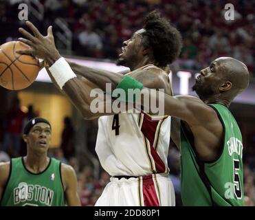 NESSUN FILM, NESSUN VIDEO, NESSUNA TV, NESSUN DOCUMENTARIO - Cleveland Cavaliers ben Wallace è scosso da Kevin Garnet di Boston Celtics durante la prima metà di azione in Game 6 della conferenza NBA Eastern Semifinali alla Quicken Loans Arena a Cleveland, OH, USA il 16 maggio 2008. Foto di Phil Masturzo/Akron Beacon Journal/MCT/Cameleon/ABACAPRESS.COM Foto Stock