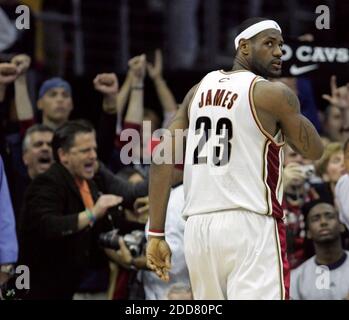 NO FILM, NO VIDEO, NO TV, NO DOCUMENTARIO - Dan Gilbert, proprietario di Cleveland Cavaliers, e i fan, a sinistra, celebrano la vittoria dei Cavs 74-69 in Game 6 della semifinale della NBA Eastern Conference alla Quicken Loans Arena di Cleveland, OH, USA il 16 maggio 2008. Foto di Phil Masturzo/Akron Beacon Journal/MCT/Cameleon/ABACAPRESS.COM Foto Stock