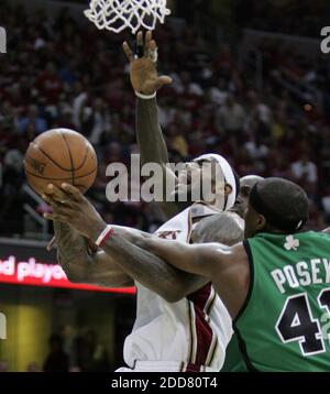 NESSUN FILM, NESSUN VIDEO, NESSUNA TV, NESSUN DOCUMENTARIO - LeBron James di Cleveland Cavaliers è imbroglito da James Posey di Boston Celtic durante l'azione del secondo trimestre in Game 6 della semifinale della Conferenza Orientale di NBA alla Quicken Loans Arena di Cleveland, OH, USA il 16 maggio 2008. Foto di Phil Masturzo/Akron Beacon Journal/MCT/Cameleon/ABACAPRESS.COM Foto Stock