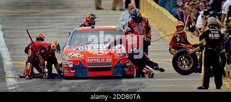 NESSUN FILM, NESSUN VIDEO, NESSUNA TV, NESSUN DOCUMENTARIO - Jeff Gordon attende i membri dell'equipaggio per terminare la sua auto durante una sosta ai box in qualifica per la gara NASCAR Sprint All-Star di sabato al circuito Lowe's Motor Speedway di Concord, NC, USA il 16 maggio 2008. Foto di Jeff Siner/Charlotte Observer/MCT/Cameleon/ABACAPRESS.COM Foto Stock