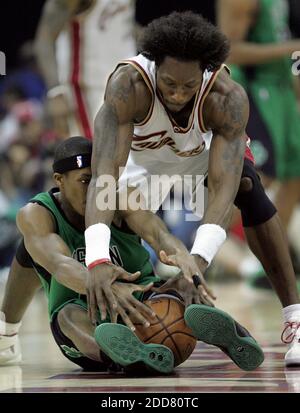 NO FILM, NO VIDEO, NO TV, NO DOCUMENTARIO - Boston Celtics Rajon Rondo lotta con Cleveland Cavaliers ben Wallace durante il primo trimestre di azione in Game 6 della conferenza NBA Eastern Semifinali a Quicken Loans Arena a Cleveland, OH, USA il 16 maggio 2008. Foto di Phil Masturzo/Akron Beacon Journal/MCT/Cameleon/ABACAPRESS.COM Foto Stock