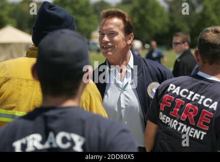 NESSUN FILM, NESSUN VIDEO, NESSUNA TV, NESSUN DOCUMENTARIO - CALIFORNIA GOV. Arnold Schwarzenegger ha visitato i vigili del fuoco accampati al Christmas Hill Park a Gilroy, CA, USA. Venerdì 23 maggio 2008, i vigili del fuoco stanno lavorando al Summit Fire nelle montagne di Santa Cruz. Foto di Patrick Tehan/San Jose Mercury News/MCT/ABACAPRESS.COM Foto Stock