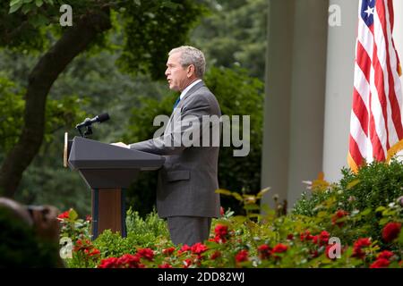 NO FILM, NO VIDEO, NO TV, NO DOCUMENTARIO - il presidente degli Stati Uniti George W. Bush fa una dichiarazione sulla legislazione di riforma del Foreign Intelligence Surveillance Act (FISA) nel Rose Garden alla Casa Bianca a Washington, DC, USA il 9 giugno 2008. Foto di Chuck Kennedy/MCT/ABACAPRESS.COM Foto Stock