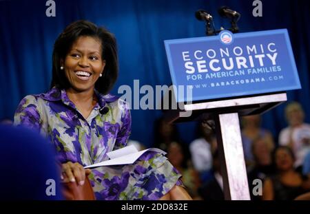 NO FILM, NO VIDEO, NO TV, NO DOCUMENTARIO - Michelle Obama, moglie del candidato presidenziale democratico presunto Illinois Senatore Barack Obama, partecipa a una tavola rotonda sul campus della University of Missouri-Kansas City a Kansas City, MO, USA giovedì 10 luglio 2008. Foto di David Eulitt/MCT/ABACAPRESS.COM Foto Stock
