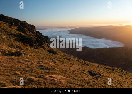 Paesaggio montano delle Highlands scozzesi al tramonto, durante le escursioni su ben Lomond nel Trossachs National Park, Scozia, Regno Unito, Europa Foto Stock