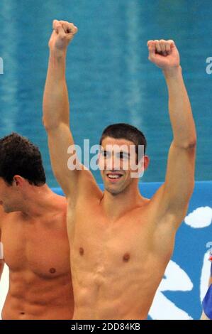 NO FILM, NO VIDEO, NO TV, NO DOCUMENTARIO - Michael Phelps degli Stati Uniti celebra la vittoria dell'oro nella 4x100 medley, 8 oro dei giochi di Phelps, domenica 17 agosto 2008, nei Giochi della XXIX Olympiade a Pechino, Cina. Foto di George Bridges/MCT/Cameleon/ABACAPRESS.COM Foto Stock