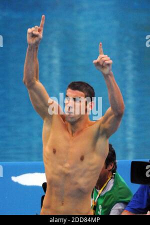 NO FILM, NO VIDEO, NO TV, NO DOCUMENTARIO - Michael Phelps degli Stati Uniti celebra la vittoria dell'oro nella 4x100 medley, 8 oro dei giochi di Phelps, domenica 17 agosto 2008, nei Giochi della XXIX Olympiade a Pechino, Cina. Foto di George Bridges/MCT/Cameleon/ABACAPRESS.COM Foto Stock