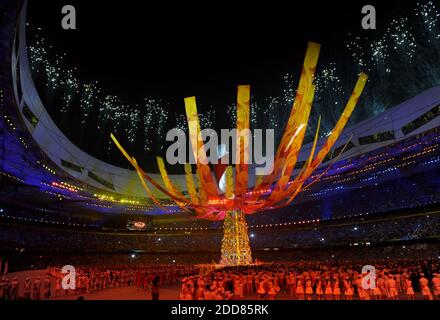 NESSUN FILM, NESSUN VIDEO, NESSUNA TV, NESSUN DOCUMENTARIO - fuochi d'artificio esplodono sopra lo Stadio Nazionale durante la cerimonia di chiusura dei Giochi dei Giochi della XXIX Olympiade a Pechino, Cina il 24 agosto 2008. Foto di Harry E. Walker/MCT/ABACAPRESS.COM Foto Stock