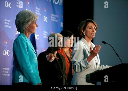 NO FILM, NO VIDEO, NO TV, NO DOCUMENTARIO - Convenzioni co-sedie (L-R) Kansas Governatore Kathleen Sebelius, Il sindaco di Atlanta Shirley Franklin e il senatore di Stato del Texas Leticia Van de Putté ascoltate come Presidente della Casa Nancy Pelosi (R) ha ufficialmente dato il via alla Convention Nazionale Democratica al Colorado Convention Center a Denver, CO, USA, domenica 24 agosto 2008. Foto di Brian Baer/Sacramento Bee/MCT/ABACAPRESS.COM Foto Stock