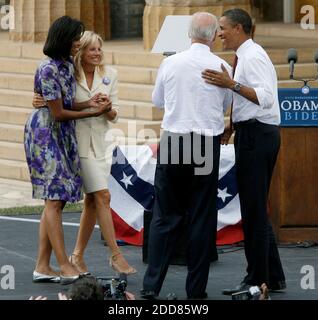 NO FILM, NO VIDEO, NO TV, NO DOCUMENTARIO - il candidato presidenziale democratico Sen. Barack Obama, a destra, e Sen. Joe Biden (D-del.), a sinistra, prendere il palco con le loro mogli Michelle Obama, rivolto a sinistra, e Jill Biden, rivolto a destra, presso la Old state Capital di Springfield, Illinois, sabato 23 agosto 2008. Obama ha scelto Biden come suo vice presidente di corsa mate. Foto di Nuccio DiNuzzo/Chicago Tribune/MCT/ABACAPRESS.COM Foto Stock