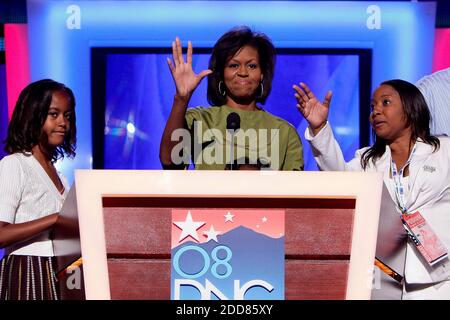 NO FILM, NO VIDEO, NO TV, NO DOCUMENTARIO - Michelle Obama (al centro), moglie del presunto candidato democratico Senatore Barack Obama, si trova sul podio con sua figlia Sasha prima della Convenzione Nazionale Democratica a Denver, CO, USA, il 25 agosto 2008. Foto di Chuck Kennedy/MCT/ABACAPRESS.COM Foto Stock