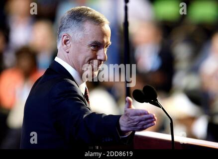 NO FILM, NO VIDEO, NO TV, NO DOCUMENTARIO - il Presidente del Comitato Nazionale democratico Howard Dean chiede di ordinare la Convenzione Nazionale Democratica del 2008 a Denver, CO, USA il 25 agosto 2008. Foto di Chuck Kennedy/MCT/ABACAPRESS.COM Foto Stock