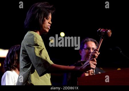 NO FILM, NO VIDEO, NO TV, NO DOCUMENTARIO - Michelle Obama, moglie del presunto candidato democratico Senatore Barack Obama, si trova sul podio prima della Convention Nazionale Democratica a Denver, CO, USA, il 25 agosto 2008. Foto di Chuck Kennedy/MCT/ABACAPRESS.COM Foto Stock
