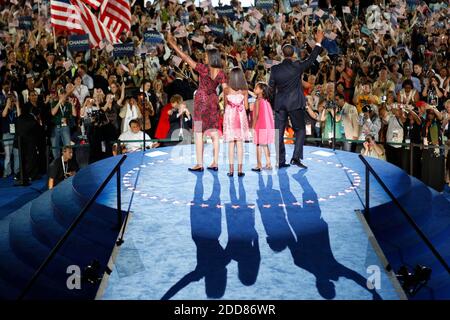 NO FILM, NO VIDEO, NO TV, NO DOCUMENTARIO - candidato presidenziale democratico Barack Obama, moglie Michelle e figlie Sacha e Malia riconoscono i saluti alla convenzione dopo il suo discorso di accettazione alla Convention Nazionale Democratica a Mile High a Denver, CO, USA il giovedì 28 agosto 2008. Foto della piscina Andrews-Kennedy/MCT/ABACAPRESS.COM Foto Stock