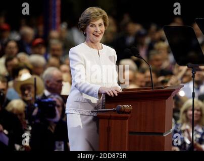 NO FILM, NO VIDEO, NO TV, NO DOCUMENTARIO - la prima signora Laura Bush si rivolge alla Convenzione Nazionale Repubblicana per discutere il sollievo dell'uragano Gustav allo Xcel Energy Center per la Convention Nazionale Repubblicana a St. Paul, Minnesota, Lunedi, 1 settembre 2008. Foto di Chuck Kennedy/MCT/ABACAPRESS.COM Foto Stock