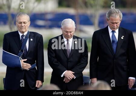 NO FILM, NO VIDEO, NO TV, NO DOCUMENTARIO - il presidente George W. Bush, di destra, è Unito dall'attuale segretario della Difesa Robert Gates, centro, e Donald Rumsfeld, l'ex segretario della Difesa, durante la cerimonia del Pentagono che segna il settimo anniversario degli attacchi del 2001 settembre, il 11 settembre 2008. Foto di Chuck Kennedy/MCT/ABACAPRESS.COM Foto Stock