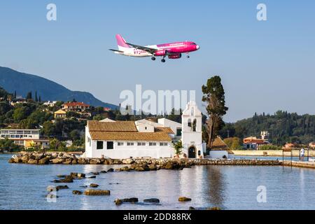 Corfù, Grecia - 20 settembre 2020: WizAir Airbus A320 aereo all'aeroporto di Corfù in Grecia. Airbus è un costruttore europeo di aeromobili con sede a Toulo Foto Stock