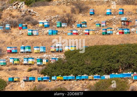 Colourful alveari su un pendio di montagna sull'isola di iOS in Grecia, Cicladi Isole Foto Stock