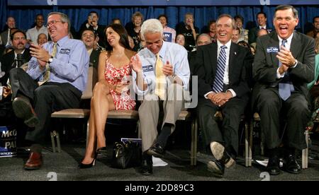 NO FILM, NO VIDEO, NO TV, NO DOCUMENTARIO - file photo : (L-R) ex Florida Gov. Jeb Bush, Florida Gov. Carole Rome, Florida Gov. Charlie Crist, ex Florida Gov. Bob Martinez e Florida Sen. Mel Martinez rispondono a una battuta del candidato presidenziale repubblicano Arizona Sen. John McCain durante un incontro del municipio presso l'Asociacion Borinquena de Florida Central a East Orlando, FL, USA lunedì 15 settembre 2008. Comparendo prima di un raduno di raucous davanti ai migliaia dei sostenitori a Miami il 15 giugno 2015, l'ex governatore della Florida Jeb Bush ha lanciato ufficialmente Foto Stock