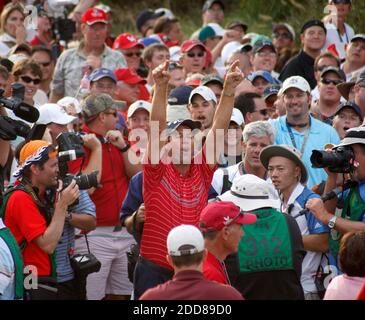 NO FILM, NO VIDEO, NO TV, NO DOCUMENTARIO - il capitano degli Stati Uniti Paul Azinger (al centro) ha festeggiato con i tifosi vicino alla clubhouse della sua squadra dopo che gli Stati Uniti hanno sconfitto l'Europa durante la 37a Ryder Cup al Valhalla Golf Cub a Louisville, KY, USA il 21 settembre 2008. Foto di Mark Cornelison/Lexington Herald-leader/MCT/Cameleon/ABACAPRESS.COM Foto Stock