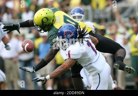 NO FILM, NO VIDEO, NO TV, NO DOCUMENTARIO - Boise state Cornerback Kyle Wilson rompe un pass destinato al ricevitore Oregon Wide Drew Davis all'Autzen Stadium di Eugene, O, USA il 20 settembre 2008. Il passaggio è stato giudicato incompleto. I Broncos sconfissero i Ducati 37-32. Foto di Joe Jaszewski/Idaho statesman/MCT/Cameleon/ABACAPRESS.COM Foto Stock