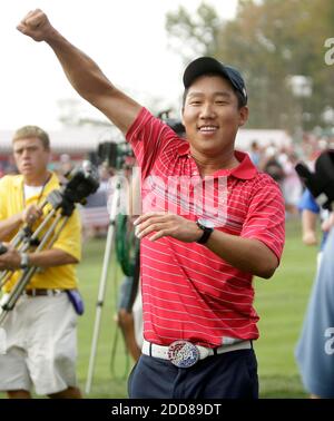 NESSUN FILM, NESSUN VIDEO, NESSUNA TV, NESSUN DOCUMENTARIO - Anthony Kim degli Stati Uniti salutò la folla dopo la sua vittoria su Sergio Garcia in Europa il 14 durante la 37a Ryder Cup al Valhalla Golf Cub di Louisville, KY, USA il 21 settembre 2008. Foto di Mark Cornelison/Lexington Herald-leader/MCT/Cameleon/ABACAPRESS.COM Foto Stock