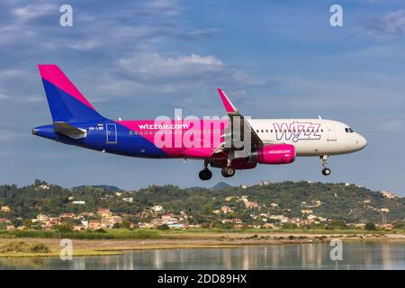 Corfù, Grecia - 17 settembre 2020: WizAir Airbus A320 aereo all'aeroporto di Corfù in Grecia. Airbus è un costruttore europeo di aeromobili con sede a Toulo Foto Stock