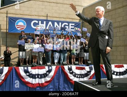 NESSUN FILM, NESSUN VIDEO, NESSUNA TV, NESSUN DOCUMENTARIO - l'ex presidente degli Stati Uniti Bill Clinton risponde ai tifosi mentre prende il palco all'Università della Florida centrale, a Orlando, FL, USA mercoledì 1 ottobre 2008, in un raduno per conto della campagna Obama-Biden. Foto di Joe Burbank/Orlando Sentinel/MCT/ABACAPRESS.COM Foto Stock