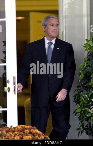 NO FILM, NO VIDEO, NO TV, NO DOCUMENTARIO - il presidente americano George W. Bush fa una dichiarazione sull'economia, il 10 ottobre 2008, nel Rose Garden della Casa Bianca a Washington, D.C, USA. Foto di Chuck Kennedy/MCT/ABACAPRESS.COM Foto Stock